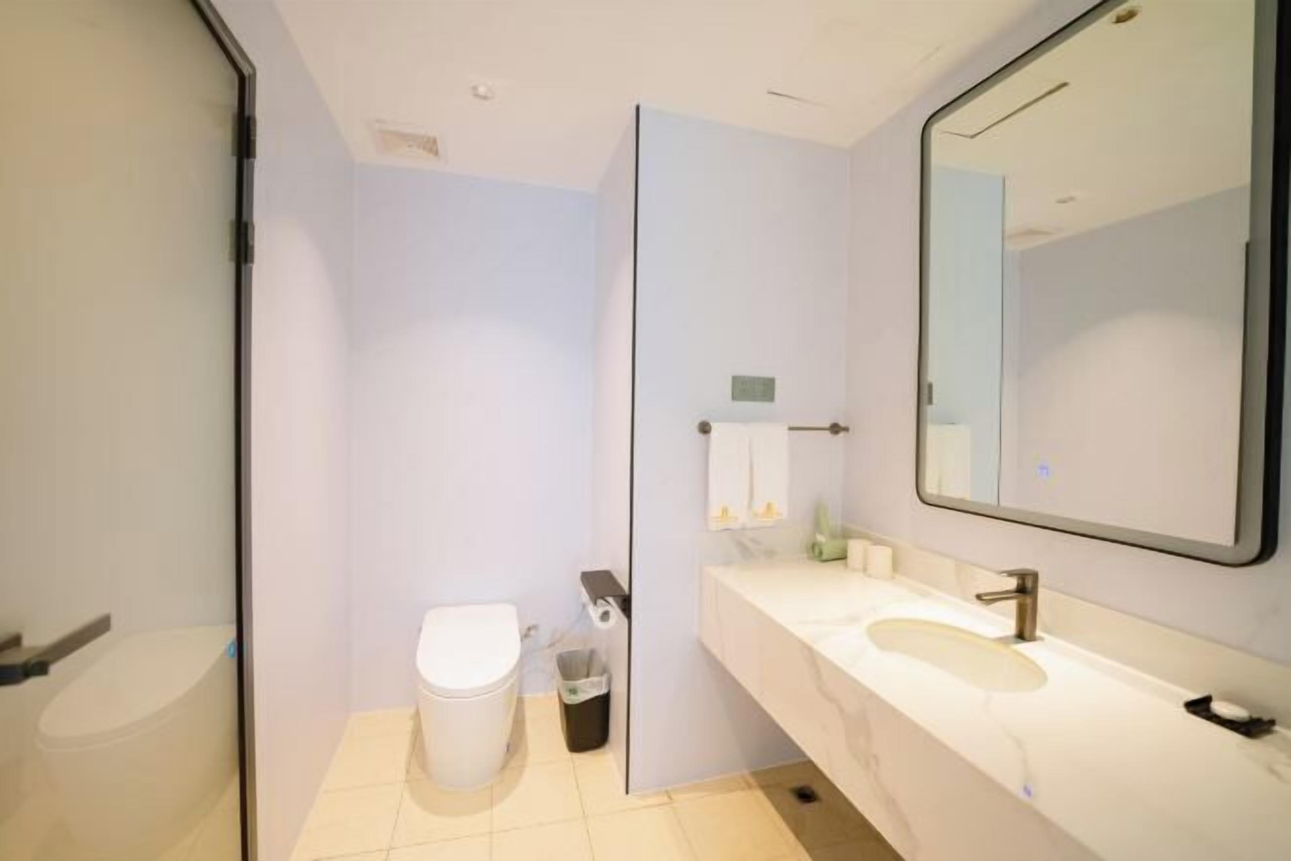 Bilik Mandi | Tab mandi dan pancuran berasingan, kelengkapan dandanan diri percuma 