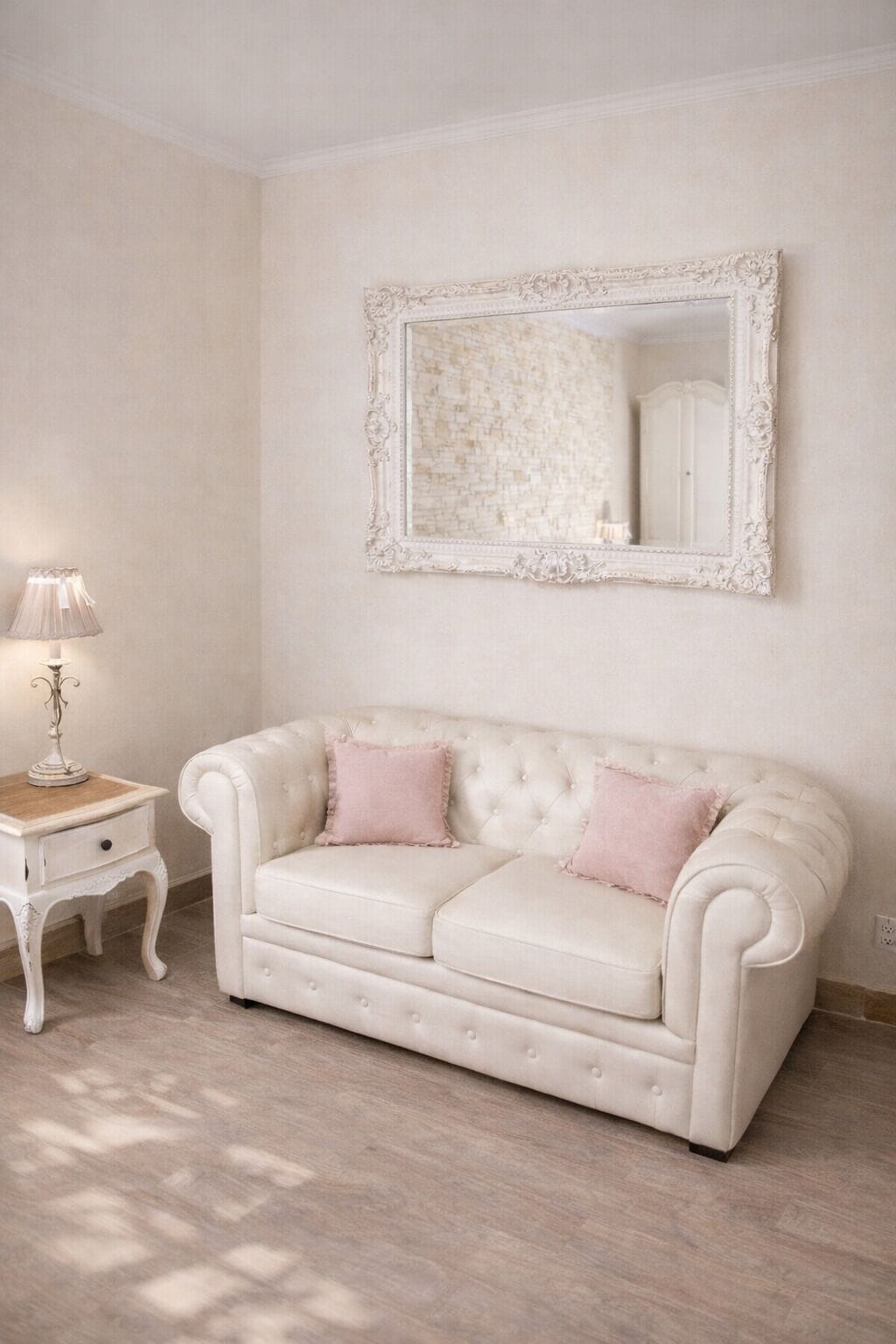 مكتب وتجهيزات عازلة للصوت ومكواة/لوح كي وأسرّة قابلة للطي