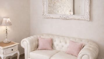 Driepersoonskamer, privébadkamer | Een bureau, geluiddichte muren, een strijkplank/strijkijzer