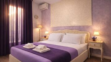 Habitación doble, baño privado (External) | Escritorio, sistema de insonorización, tabla de planchar con plancha