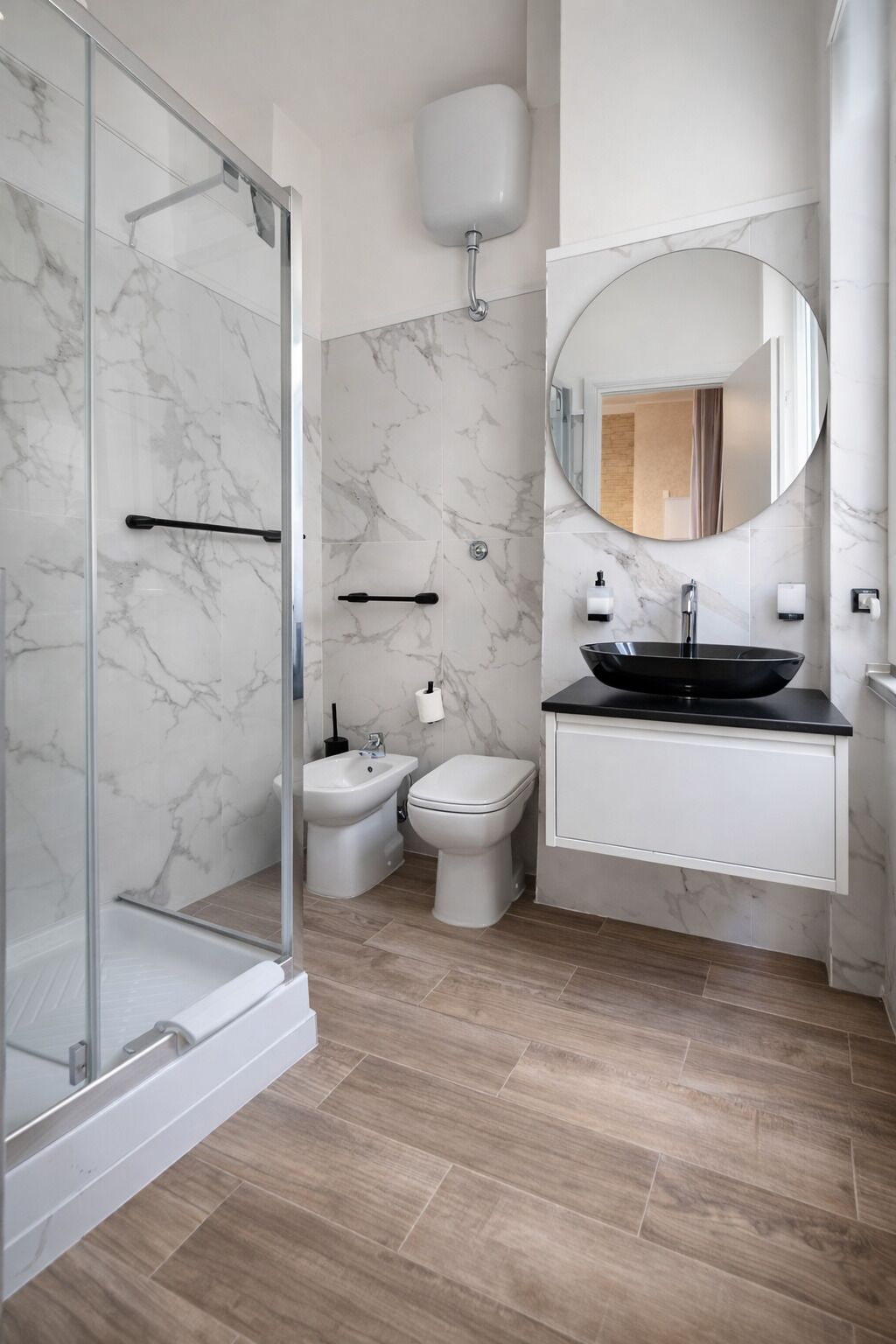 Habitación triple, baño privado | Baño | Ducha, secador de pelo, albornoces y bidé