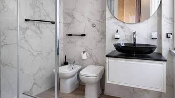 Habitación triple, baño privado | Baño | Ducha, secador de pelo, albornoces y bidé