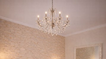 Habitación triple, baño privado | Escritorio, sistema de insonorización, tabla de planchar con plancha