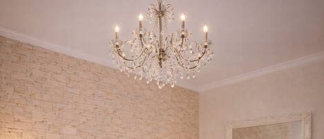 Habitación triple, baño privado | Escritorio, sistema de insonorización, tabla de planchar con plancha