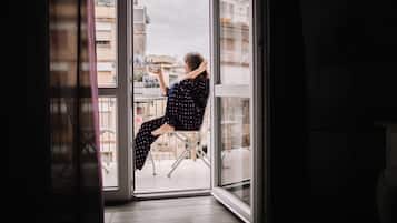 Habitación doble, baño privado (External) | Escritorio, sistema de insonorización, tabla de planchar con plancha