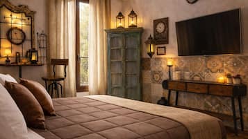 Habitación triple, baño privado (External) | Escritorio, sistema de insonorización, tabla de planchar con plancha