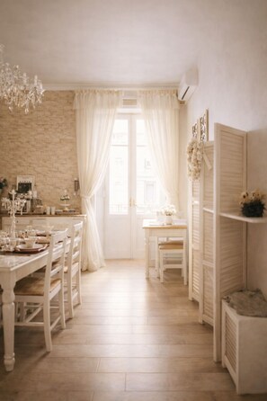 49-inch flat-screen TV with satellite channels, TV - RomAntic Dreams (Rome)