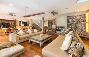 Exclusieve villa, meerdere slaapkamers | Woonruimte | Een lcd-televisie