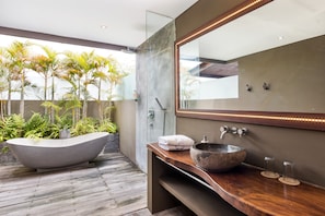 Vila exclusiva, vários quartos | Banheiro | Produtos de toalete grátis, secador de cabelo, toalhas de banho 