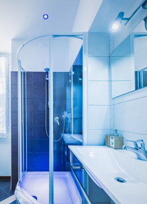Shower, free toiletries, hair dryer, slippers - Domus Alberti (Rome)