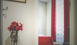 In-room safe, desk, blackout curtains, soundproofing - Domus Alberti (Rome)