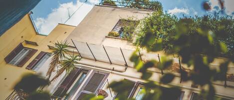 Tweepersoonskamer (Colosseo) | Een kluis op de kamer, een bureau, verduisterende gordijnen