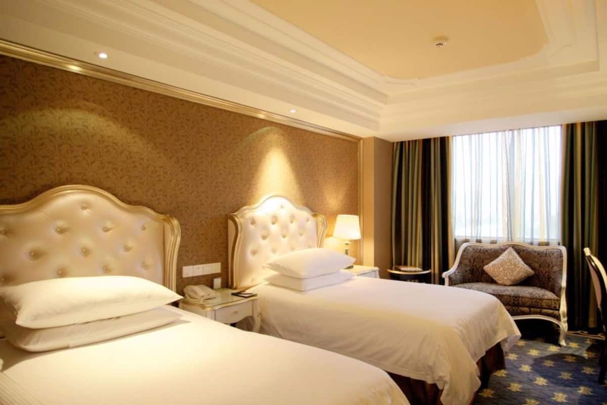 Deluxe Twin Room | Minibar, in-room safe, desk, blackout drapes