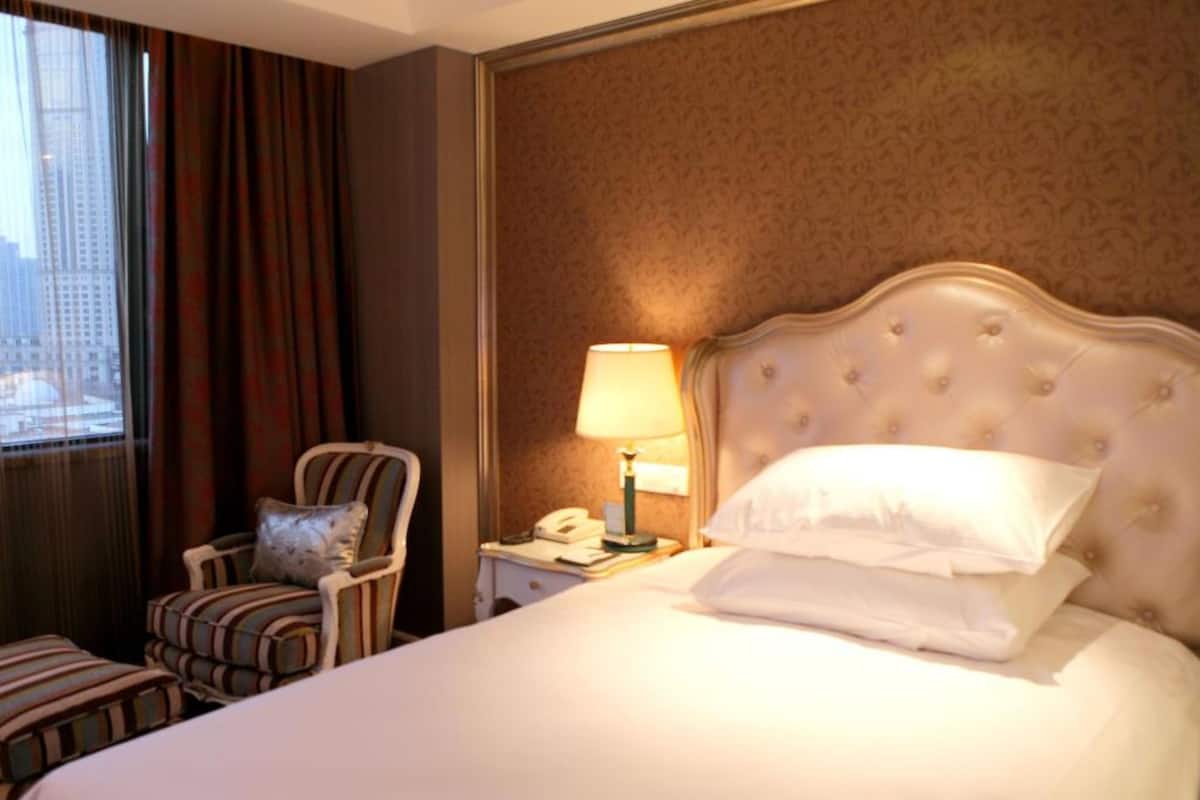 Deluxe Single Room | Minibar, in-room safe, desk, blackout drapes