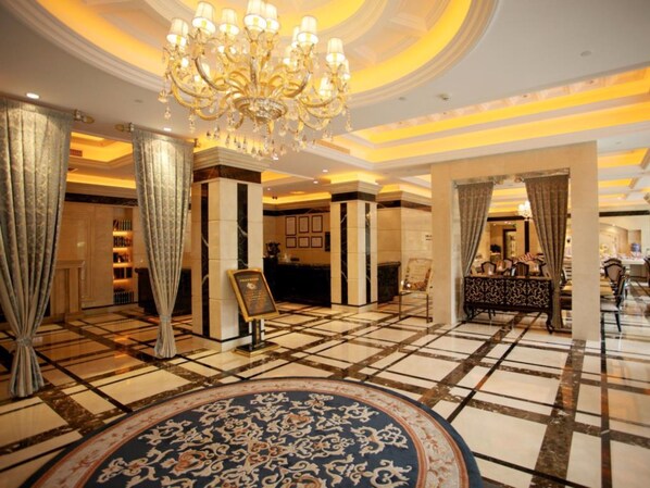 2 restaurants, breakfast, lunch served; local and international cuisine - Jing Li Hotel (Nanjing)