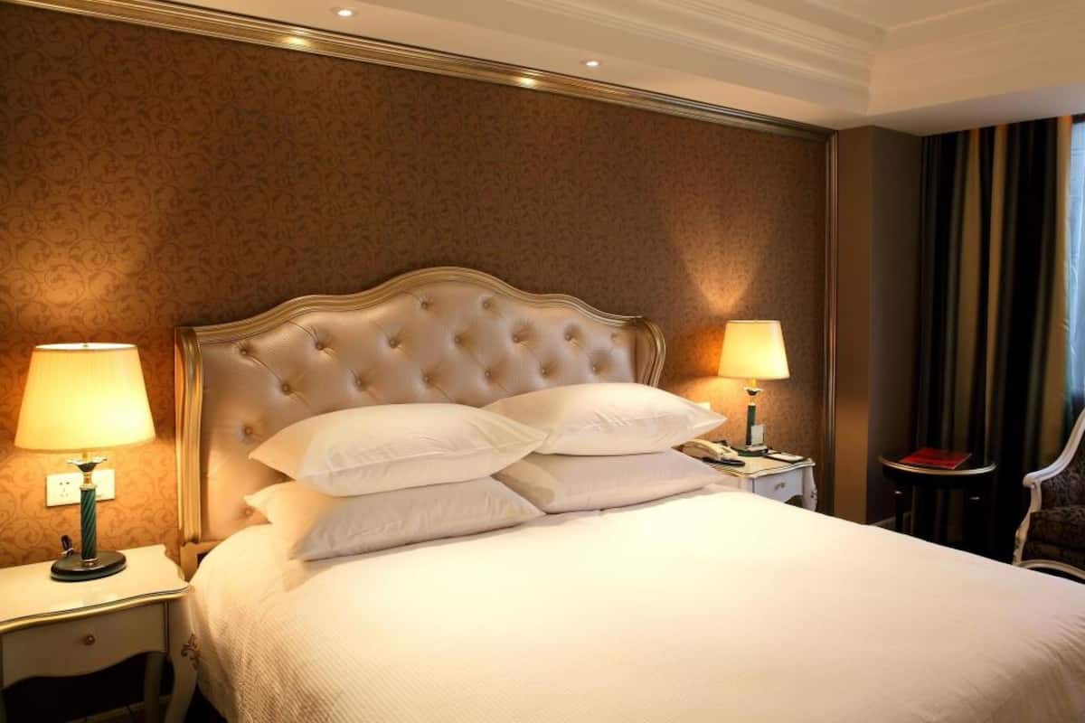Deluxe dubbelrum | Minibar, värdeförvaringsskåp på rummet och skrivbord