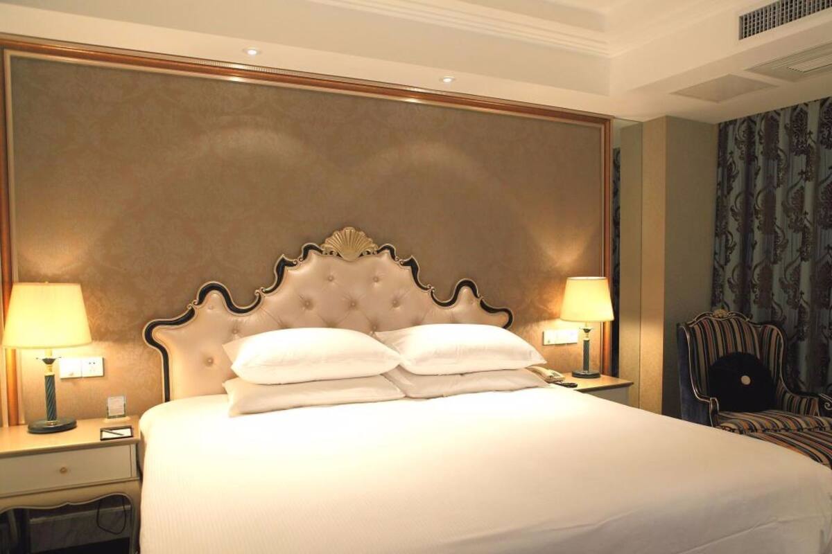 Deluxe Suite | Minibar, in-room safe, desk, blackout drapes