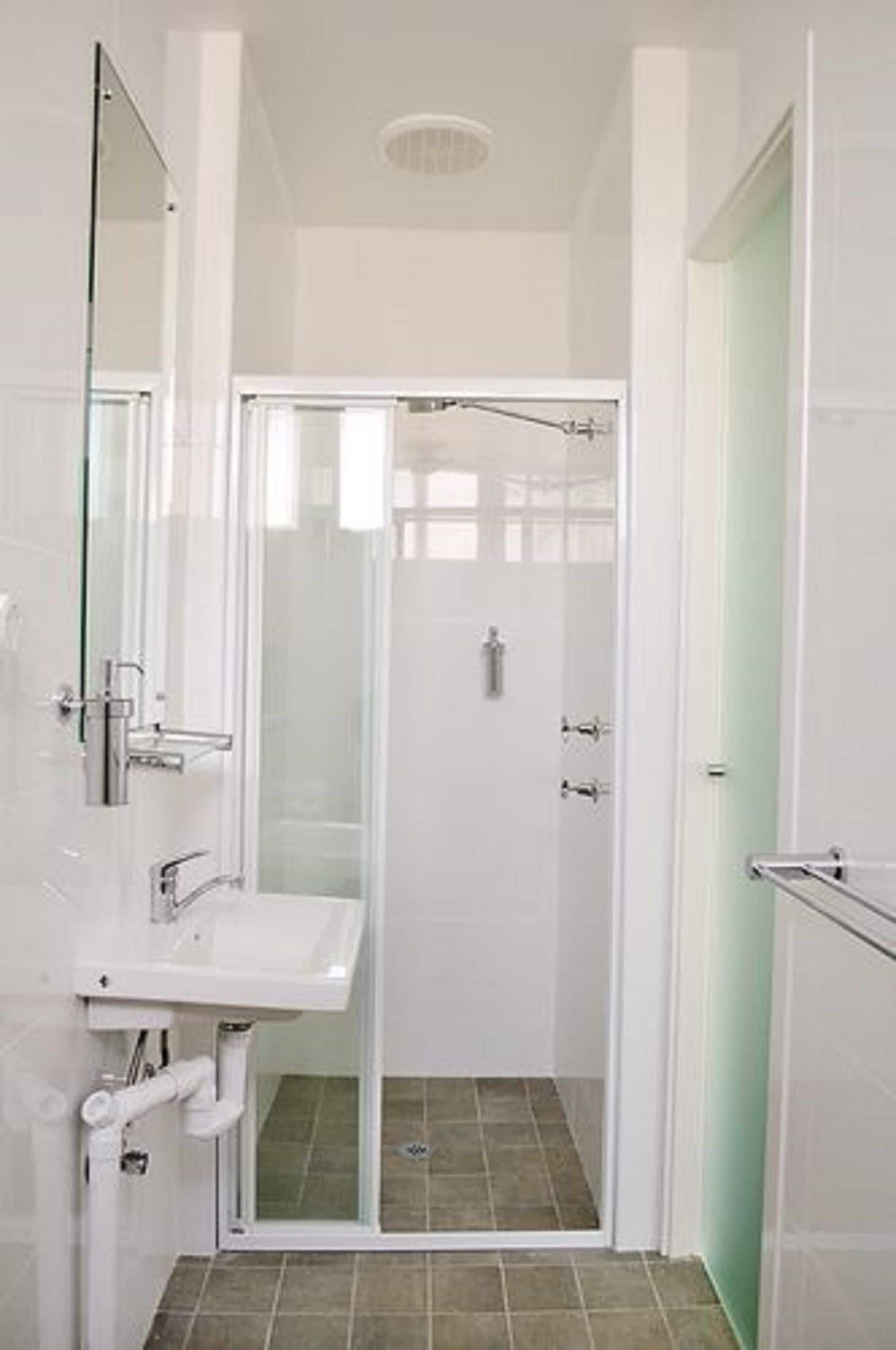 queen ensuite room | bathroom | shower, free toiletries, towels