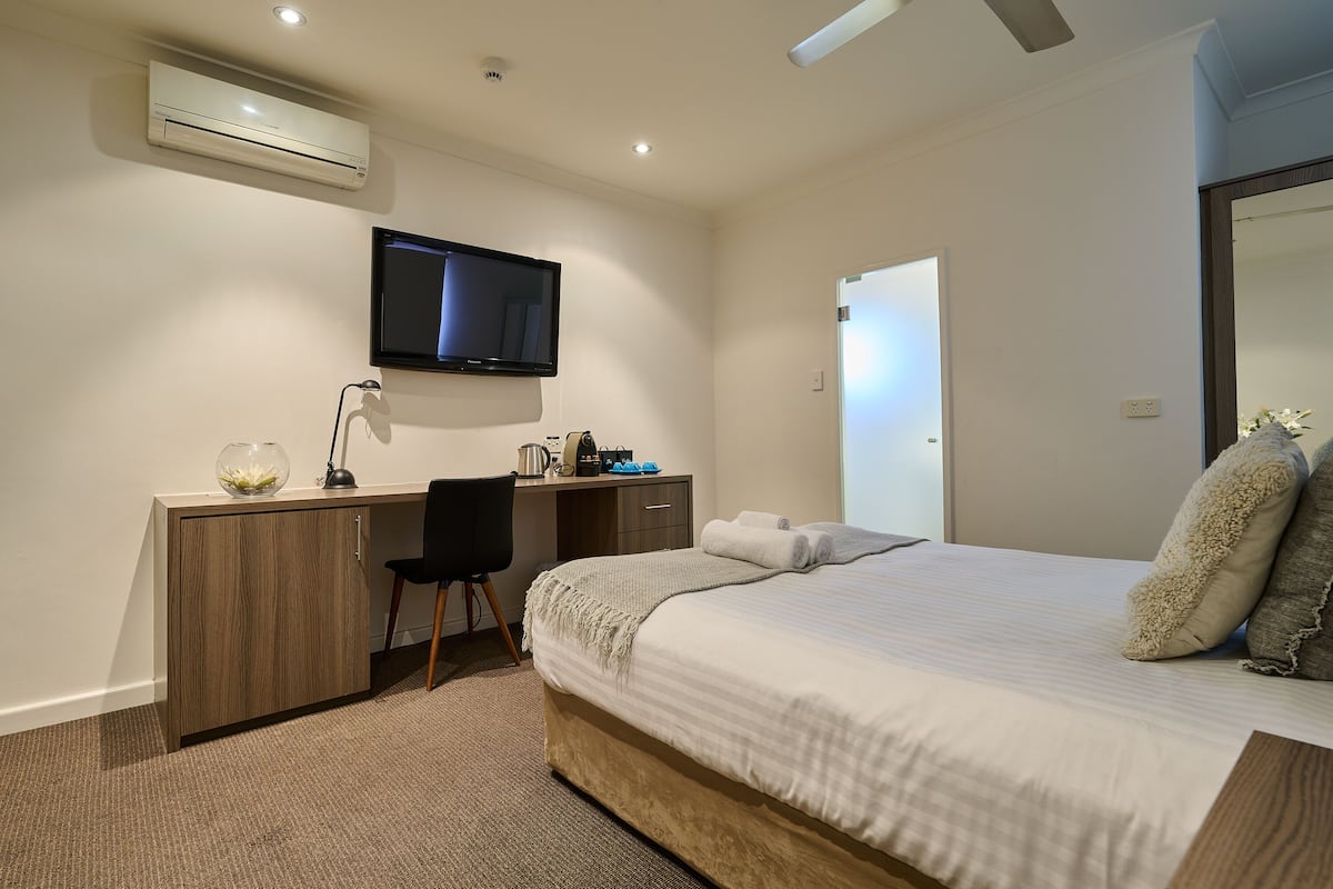 Superior tweepersoonskamer, 1 queensize bed, privébadkamer | Luxe beddengoed, een bureau, een laptopwerkplek
