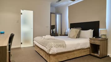 Quarto casal superior, 1 cama Queen, banheiro privativo | Roupas de cama premium, escrivaninha, espaço de trabalho para notebook