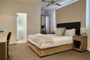 Queen Ensuite Room | Premium bedding, desk, laptop workspace, iron/ironing board - Norfolk Hotel (Fremantle)
