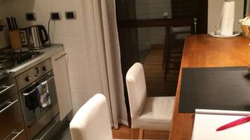 Luxury-Apartment, 1 Schlafzimmer, Terrasse, Gartenblick | Eigene Küche | Großer Kühlschrank, Mikrowelle, Ofen, Herdplatte