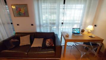 Luxury-Apartment, 1 Schlafzimmer, Terrasse, Gartenblick | Businesscenter im Zimmer