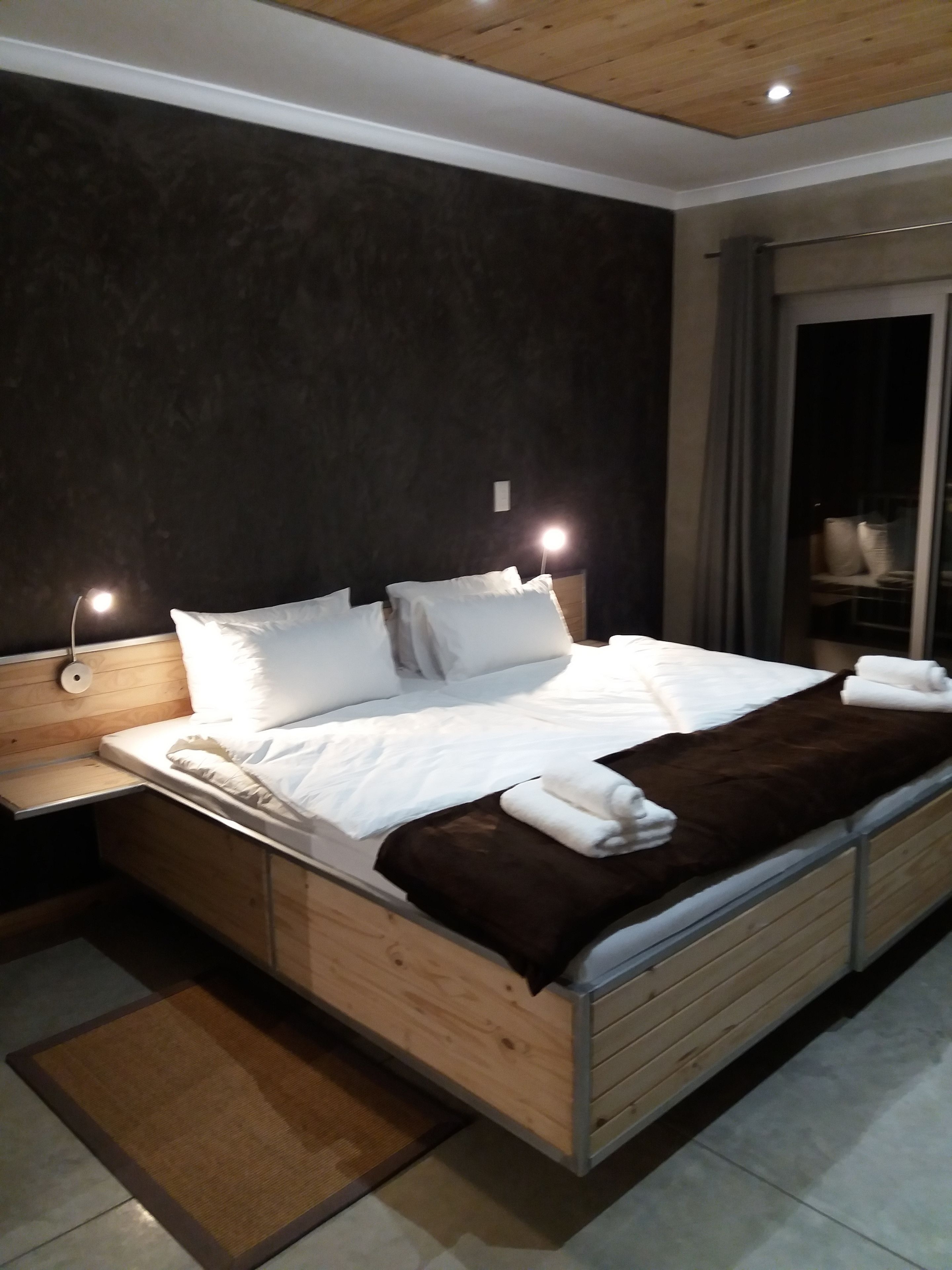 deluxe twin room, non smoking, partial ocean view | in-room safe, desk, blackout curtains, free wifi