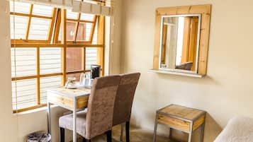 Habitación estándar doble, no fumadores | Caja fuerte, escritorio, cortinas opacas y wifi gratis