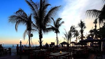 Phục vụ bữa sáng, bữa trưa và bữa tối