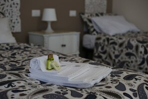 Triple Room | In-room safe, desk, soundproofing, free WiFi - My Sweet Rome (Rome)