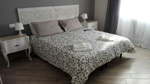 Kamer, 1 twee- of 2 eenpersoonsbedden | Een kluis op de kamer, een bureau, geluiddichte muren, gratis wifi