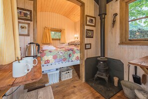 小屋 (Shepherds Hut - Herdwick) | 办公桌、床单