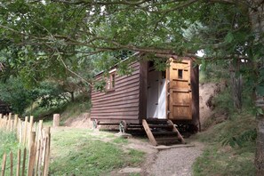 Cabin (Shepherds Hut - Swaledale) | Desk, bed sheets - Craven Shepherd Huts (Skipton)