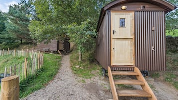 Cabin (Shepherds Hut - Herdwick) | Property grounds