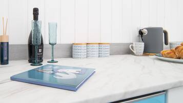 Una encimera de cocina con una vela azul, un candelabro azul, una caja para velas azules, una caja para velas azules, una caja para velas azules, una caja para velas azules, una caja para velas azules, una caja para velas azules, una caja para velas azules, una caja para velas azules, una caja para velas azules, una caja para velas azules, una caja para velas azules, una caja para velas azules, una caja para velas azules, una caja para velas azules, una caja para velas azules, una caja para velas azules, una caja para velas azules, una caja para velas azules, una caja para velas azules, una caja para velas azules, una caja para velas azules, una caja para velas azules, una caja para velas azules, una caja para velas azules, una caja para velas azules, una caja para velas azules, una caja para velas azules, una caja para velas azules, una caja para velas azules, una caja para velas azules, una caja para velas azules, una caja para velas azules, una caja para velas azules, una caja para velas azules, una caja para velas azules, una caja para velas azules.