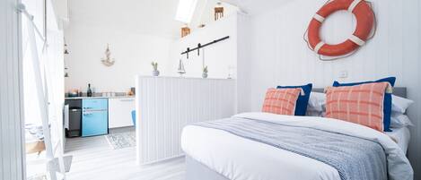 Tweepersoonskamer, 1 slaapkamer, privébadkamer | Individueel gedecoreerd, individueel gemeubileerd, een laptopwerkplek