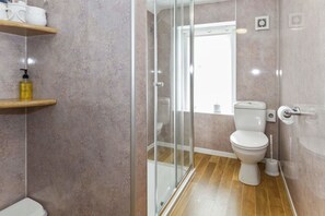 Double Room, Ensuite | Bathroom | Towels - The Foresters Guest House (Inverkip)