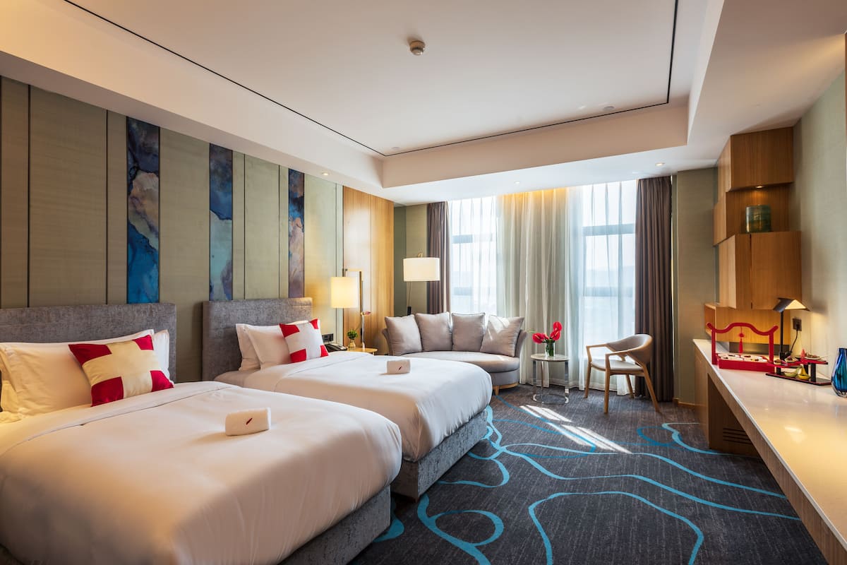 Bộ đồ giường cao cấp, chăn bông, minibar, két bảo mật tại phòng