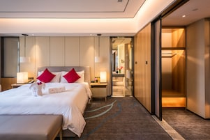 Ropa de cama de alta calidad, cubrecamas y minibar 