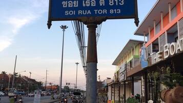A street sign with 'SOI RUA TOR 813' indicating a location.