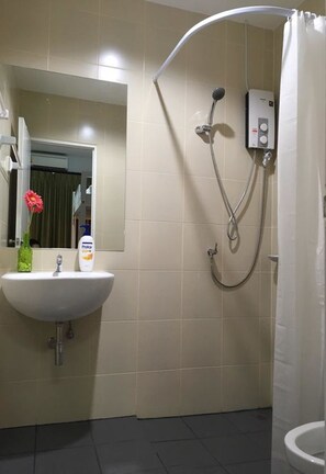 Shower, free toiletries, hair dryer, towels - DKaYa Hostel (Takua Pa)