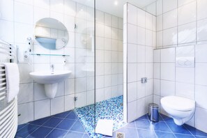 Shower, hair dryer, towels - Waldhotel Sulzbachtal (Schoenaich)