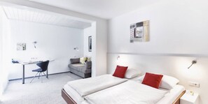 ダブルルーム | 低刺激性寝具、デスク、ノートパソコン用作業スペース、防音設備