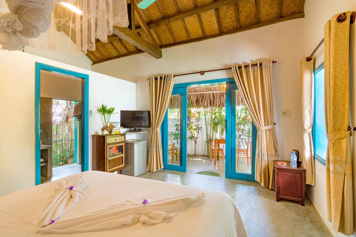 Premium bedding, minibar, desk, WiFi (free)