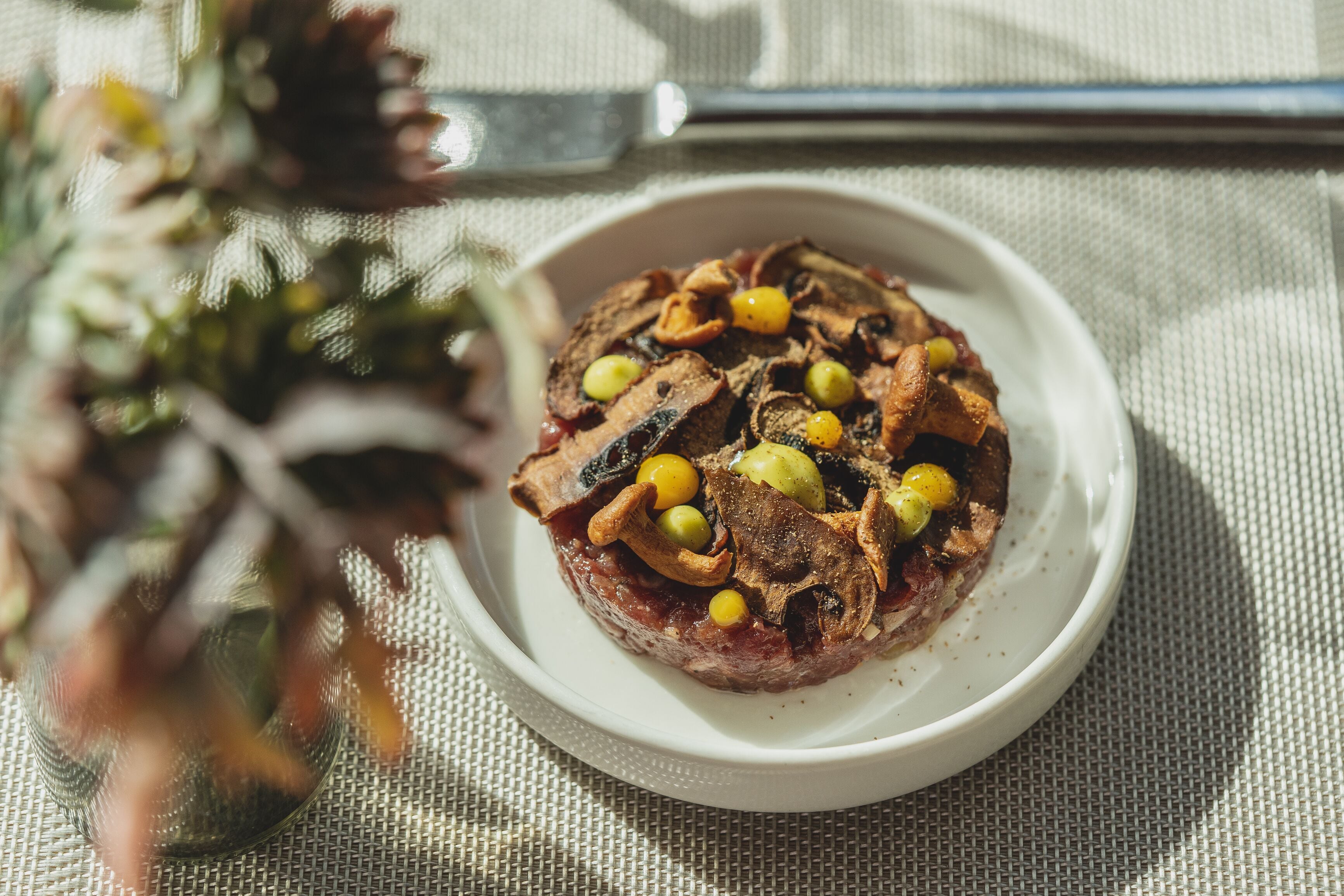 Een bord eten met champignons en maïs.