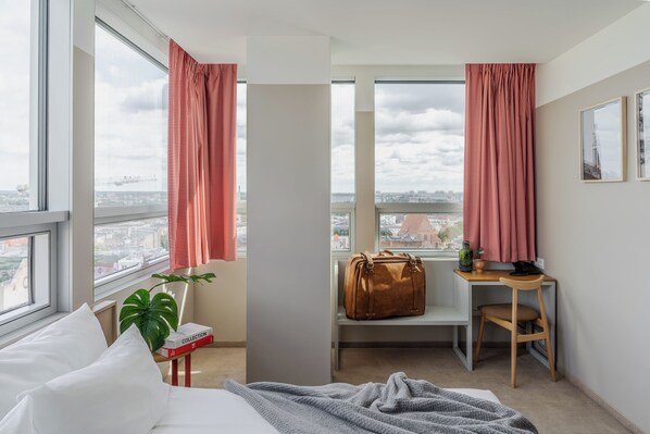 Safe på rommet, skrivebord og skrivebord for bærbar PC