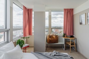 Caja de seguridad en la habitación y escritorio 
