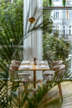 Frokost, lunsj og middag serveres, moderne europeiske retter 