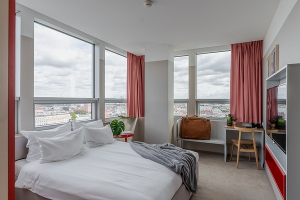 Safe på rommet, skrivebord og skrivebord for bærbar PC